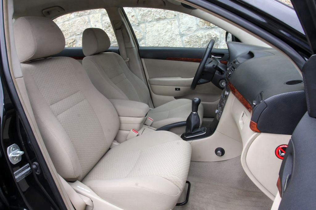 TOYOTA AVENSIS