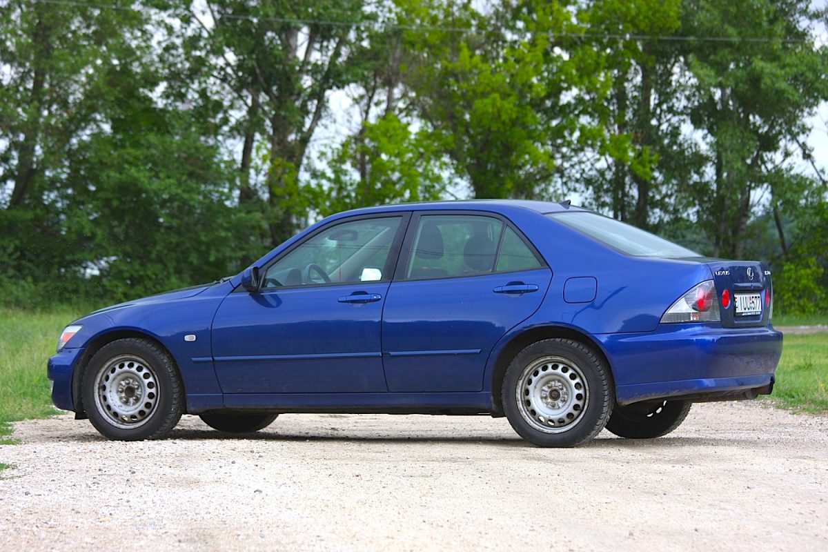 LEXUS IS