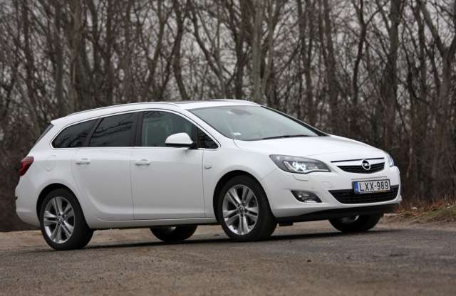 Erős, puccos és puttonyos: Opel Astra überkombi teszt