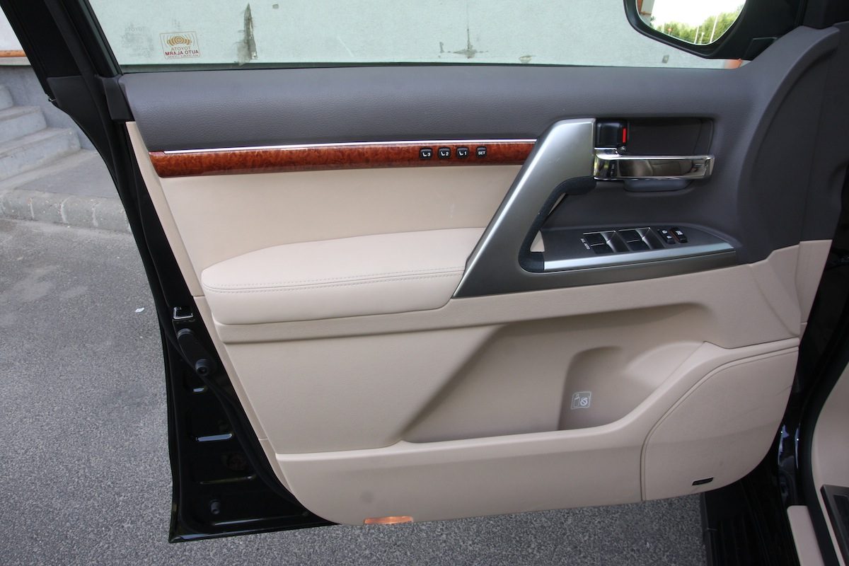 TOYOTA LAND CRUISER