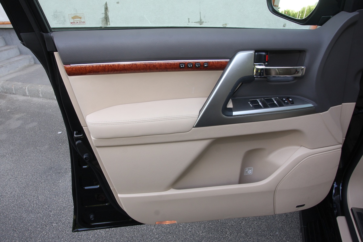 TOYOTA LAND CRUISER