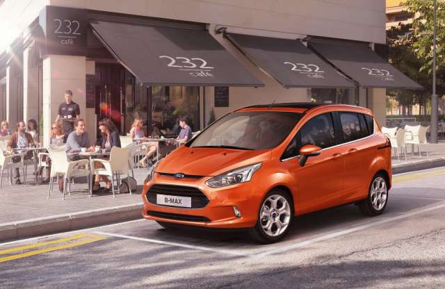 Elhagyta krómmaszkját a Ford kompakt egyterűje