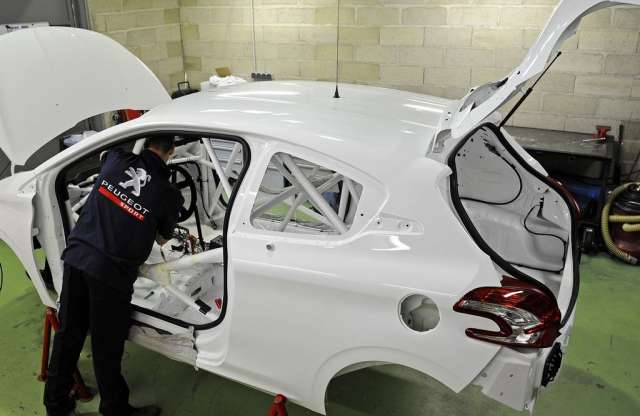 Épül a Peugeot 208 versenyautó