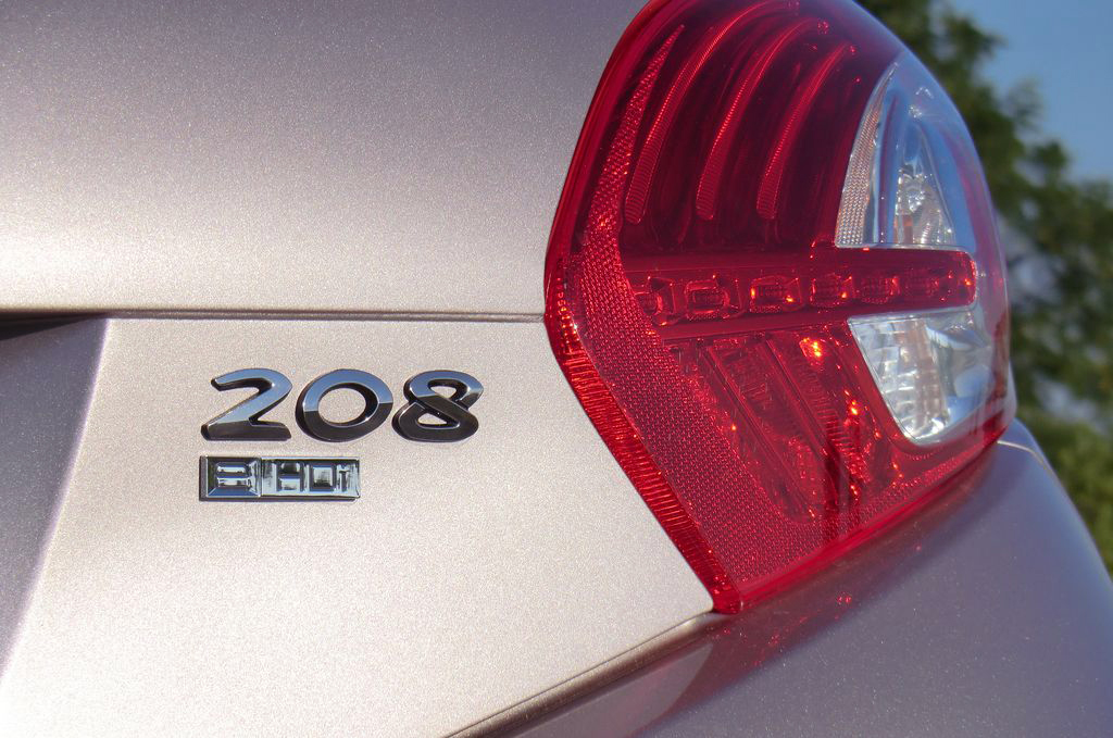 PEUGEOT 208