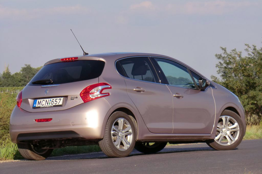 PEUGEOT 208