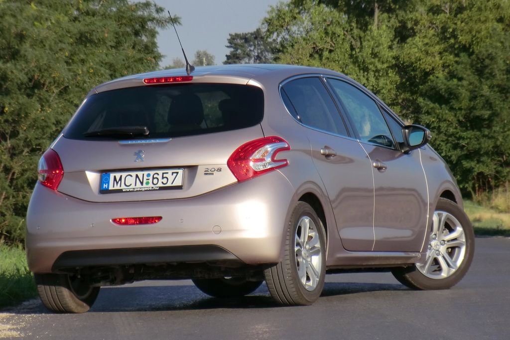 PEUGEOT 208