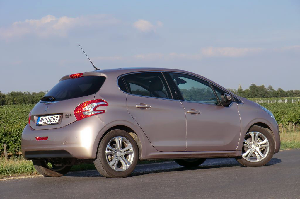 PEUGEOT 208