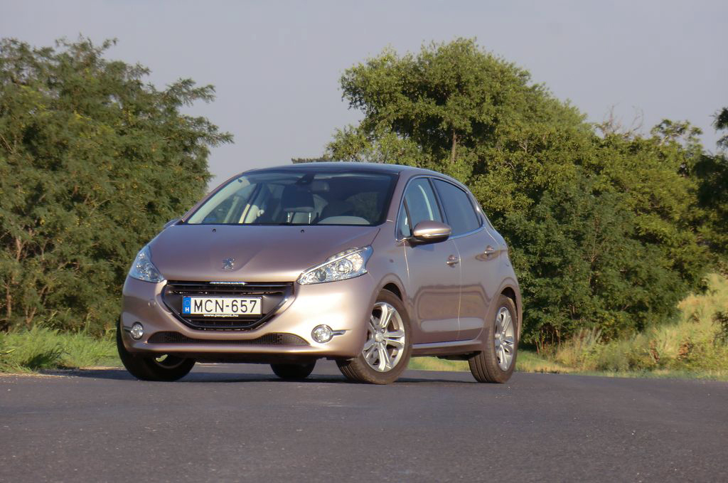 PEUGEOT 208