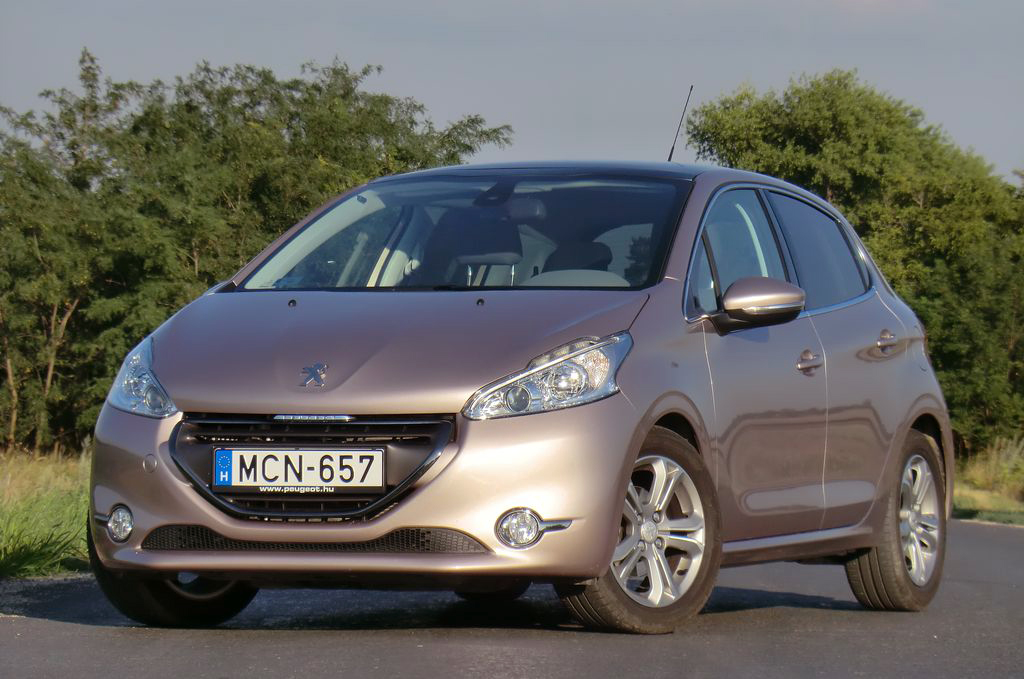 PEUGEOT 208