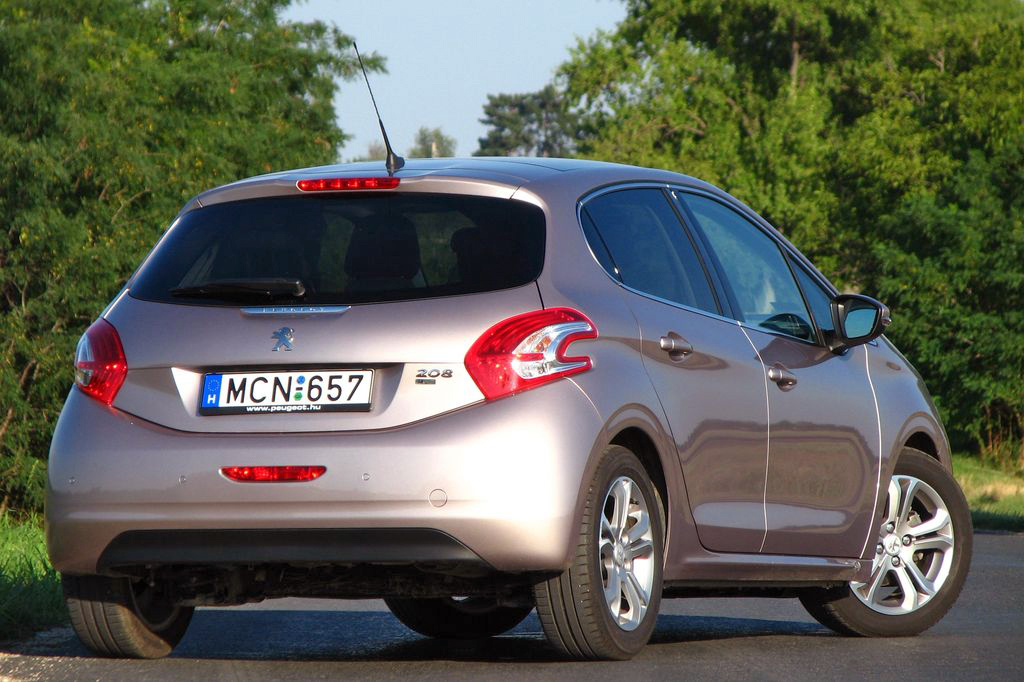 PEUGEOT 208