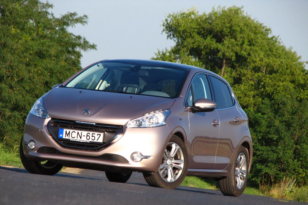 PEUGEOT 208