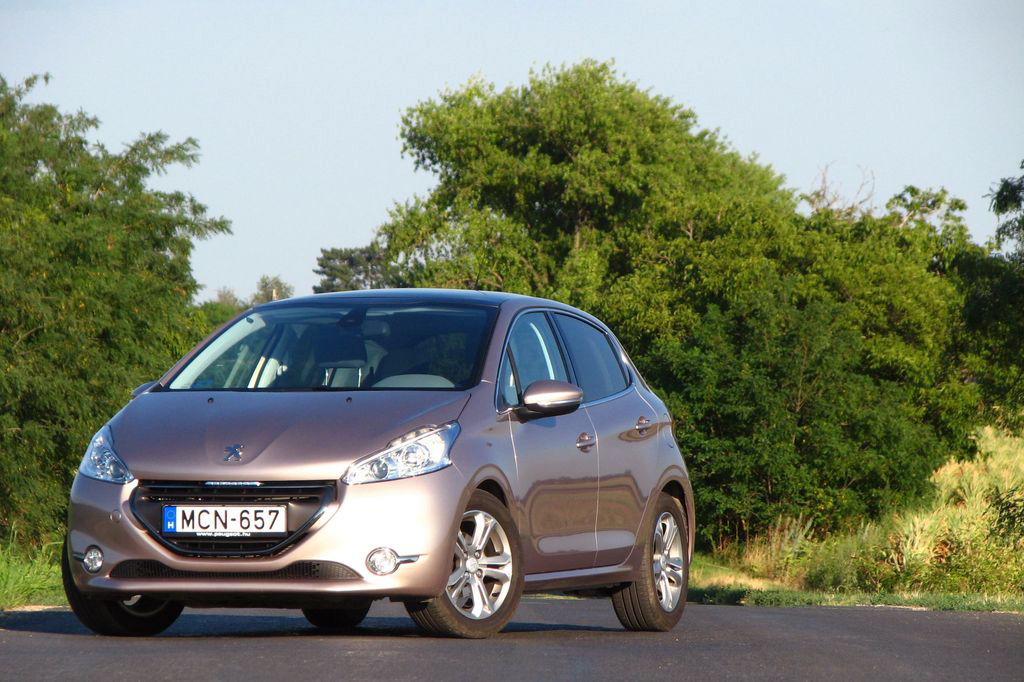 PEUGEOT 208