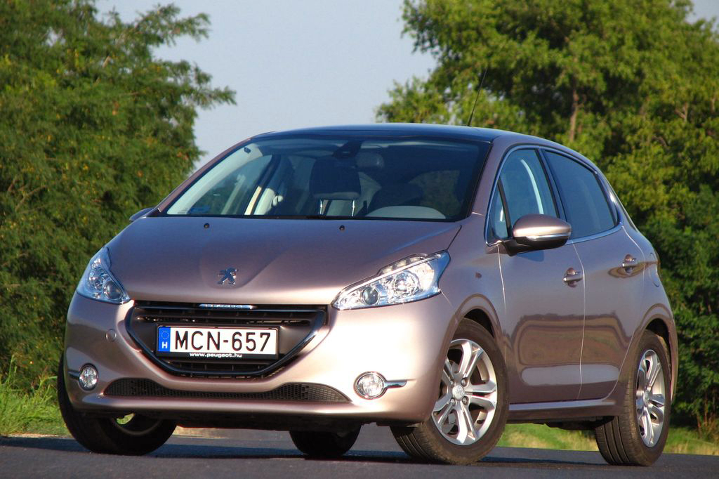 PEUGEOT 208