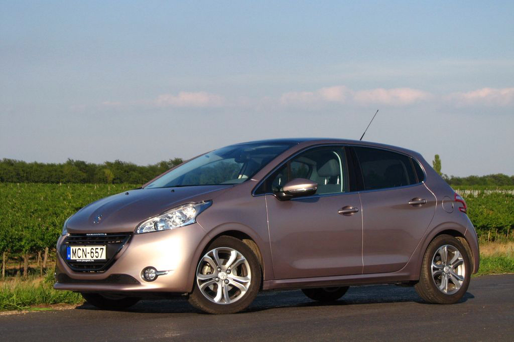 PEUGEOT 208