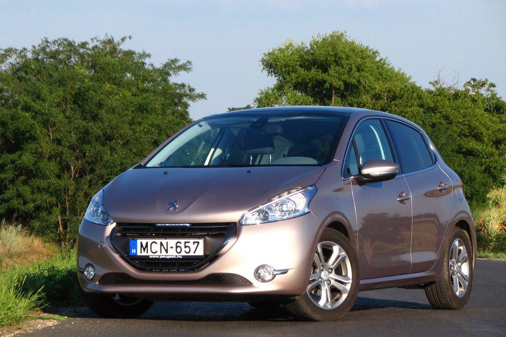 PEUGEOT 208