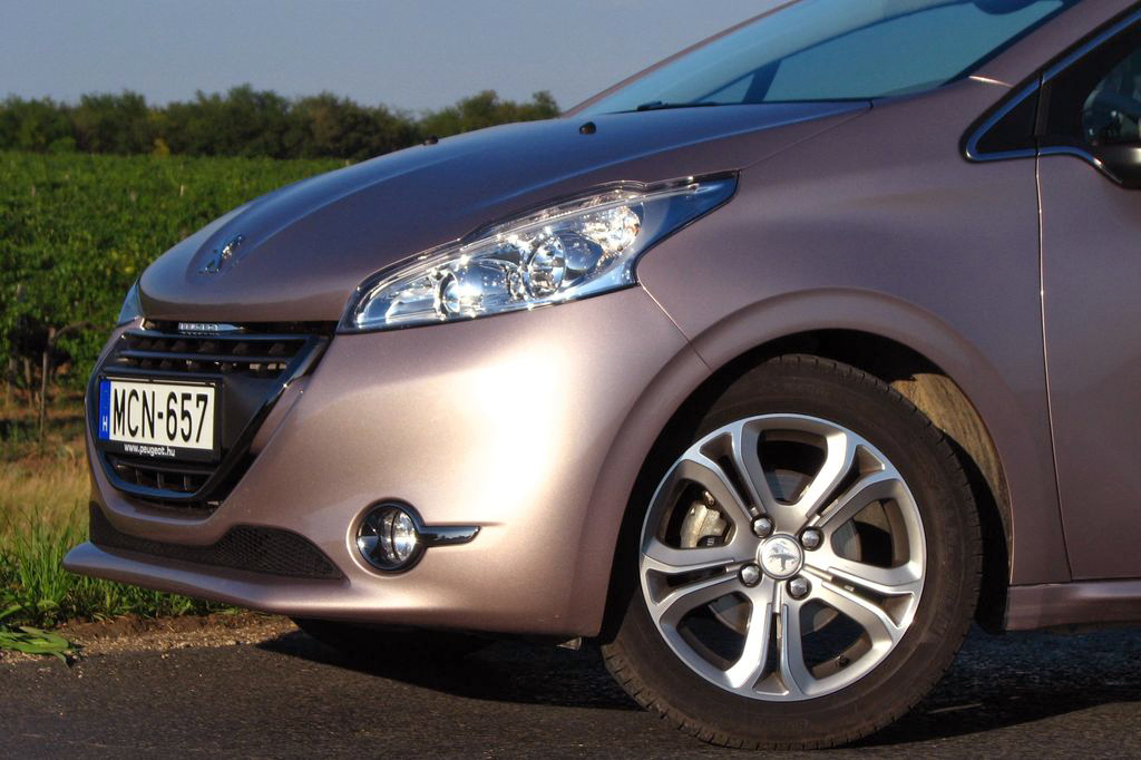 PEUGEOT 208