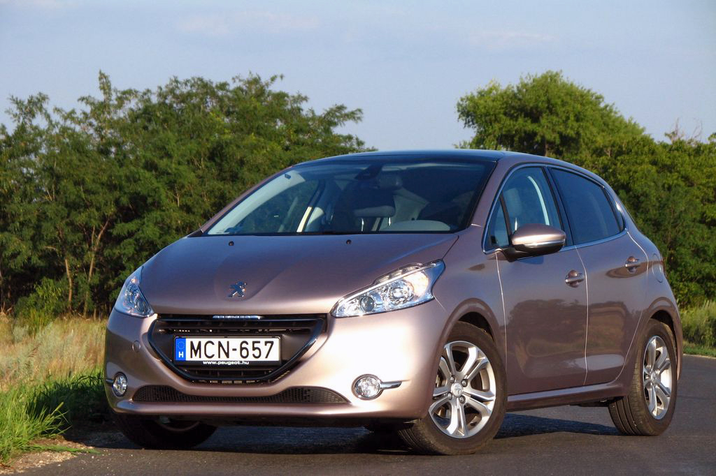 PEUGEOT 208