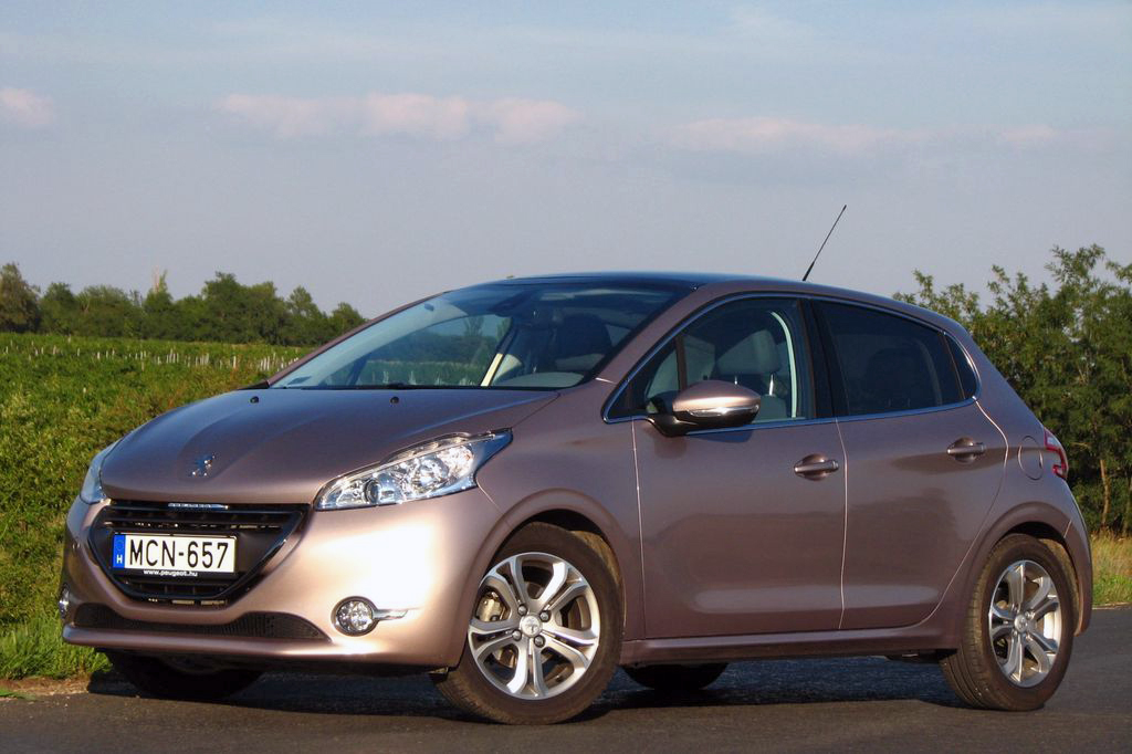 PEUGEOT 208