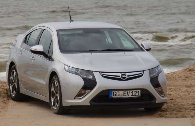 Genf 2012: Gratulálunk GM, a 2012-es Év Autója az Opel Ampera