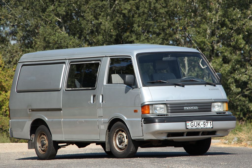 MAZDA E 2200
