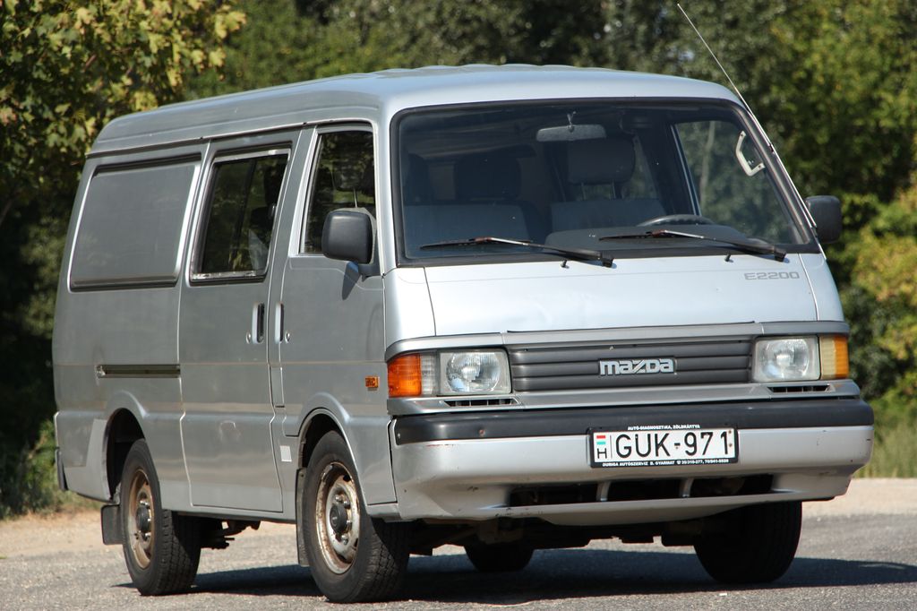 MAZDA E 2200