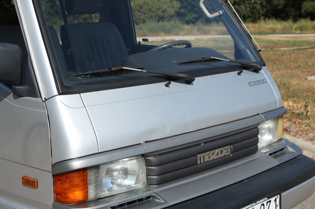 MAZDA E 2200
