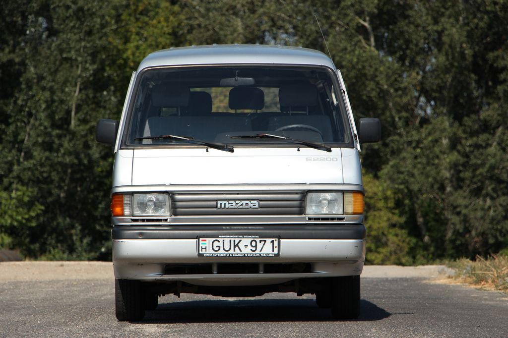 MAZDA E 2200