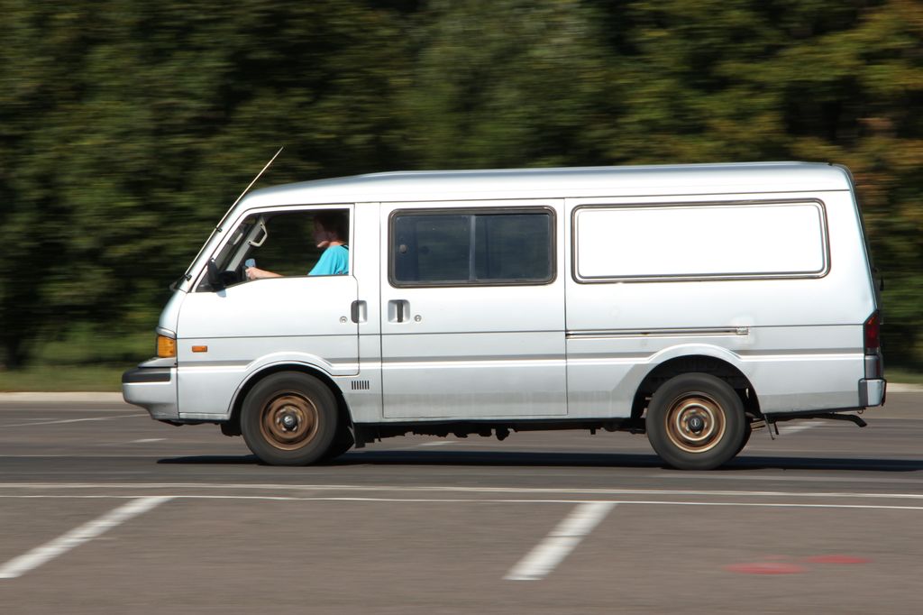 MAZDA E 2200