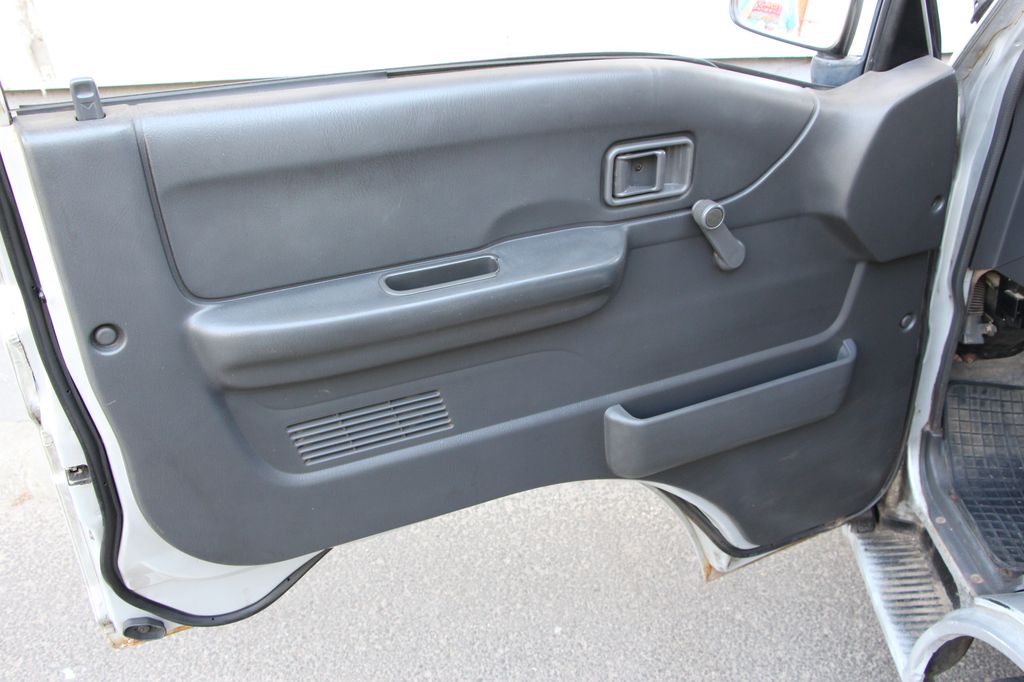 MAZDA E 2200