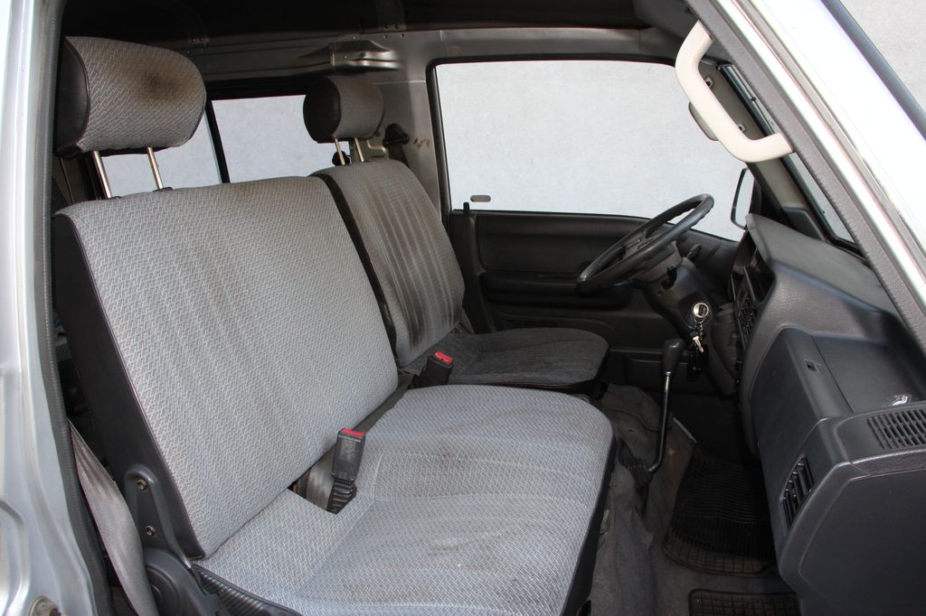 MAZDA E 2200