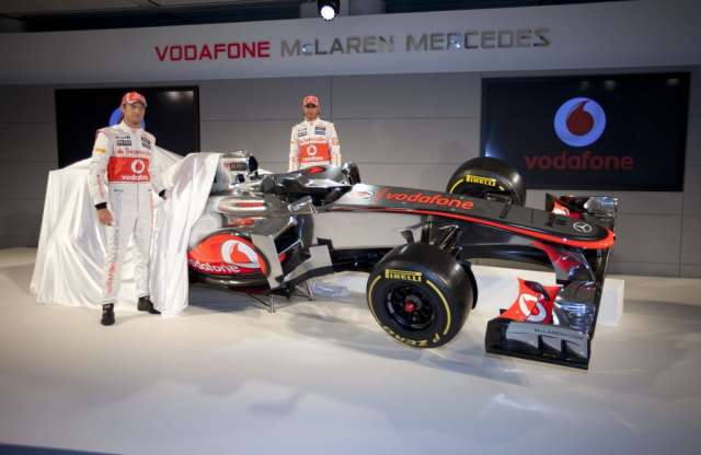 Hamilton a pole-ban, Alonso a kavicságyban