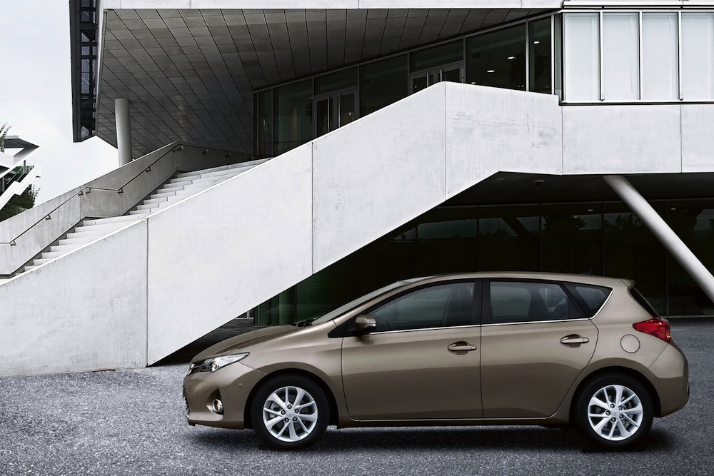 TOYOTA AURIS