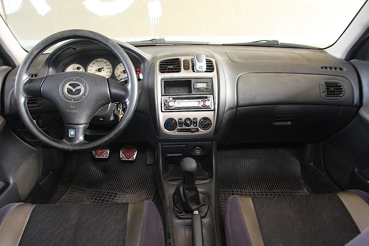 MAZDA 323