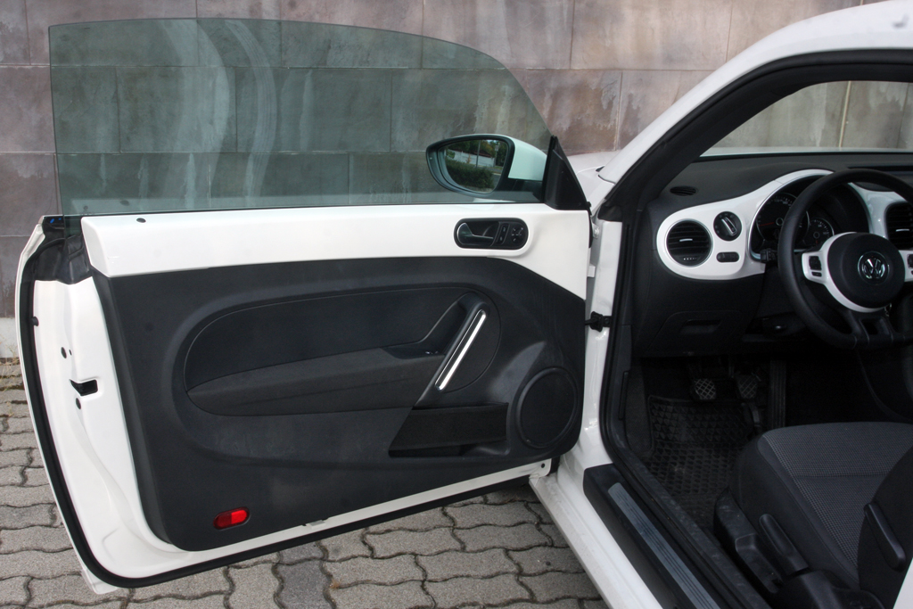 VOLKSWAGEN NEW BEETLE
