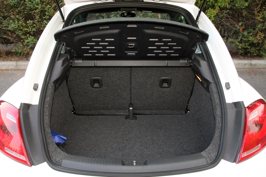 VOLKSWAGEN NEW BEETLE
