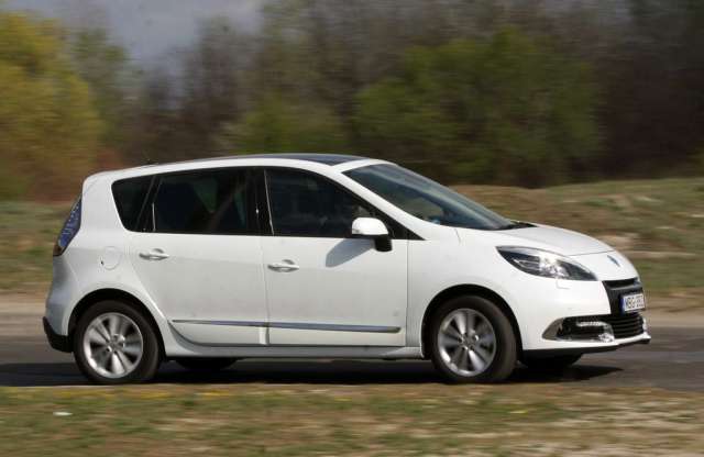 Alig fogyaszt, mégis viszi a családot - Renault Scénic teszt