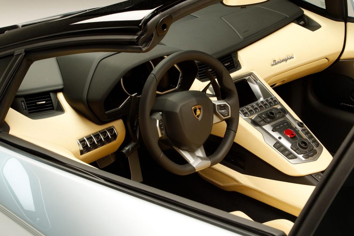 LAMBORGHINI AVENTADOR
