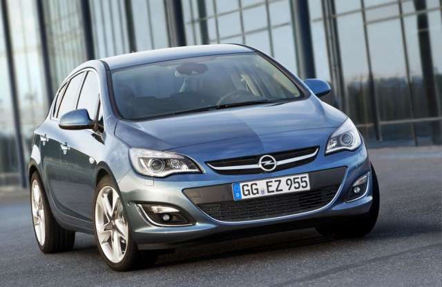 130 ezer forint a négyajtós Opel Astra J felára