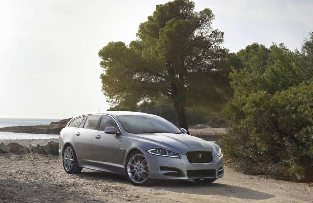 Motorcserés támadásban a Jaguar