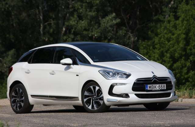 Sportfokozatban spórol az űrhajó - Citroën DS5 HYbrid4 teszt