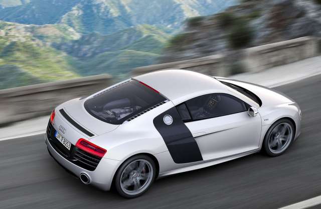 Hét fokozattal és könnyített V10-essel frissült az Audi R8