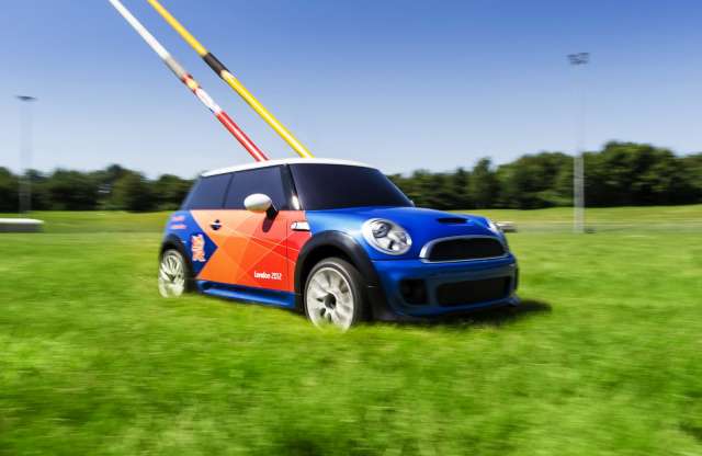 Unortodox Mini segíti az atlétákat Londonban