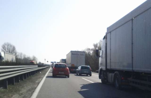 Hiába van hétvége, a hőség miatt nincs kamionstop