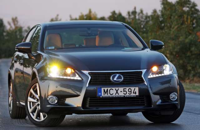 Elképesztő tudás, higgadt megjelenés - Lexus GS 450h teszt
