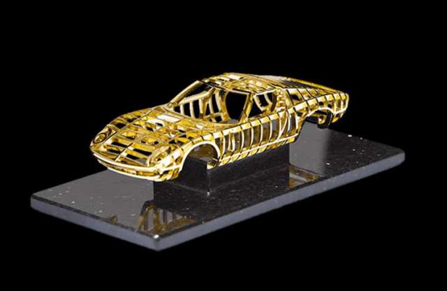 Nélkülözhetetlen szobadísz: Lambo Miura 24 karátos aranyból