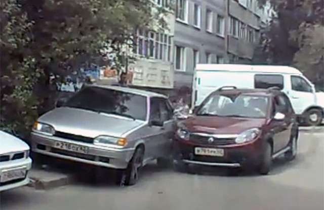 Hónap idiótája? Parkolni nem tud, utasát elüti