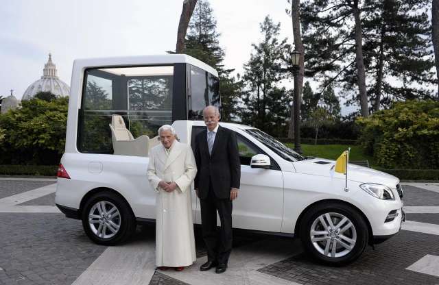 Átvette új golyóálló Mercedesét a pápa