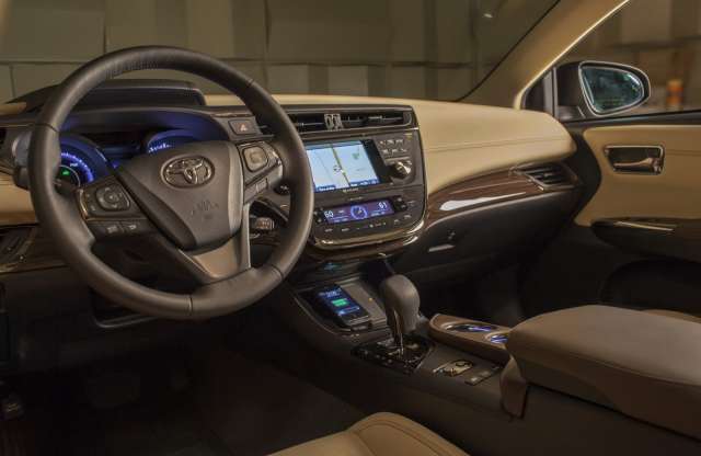Vezeték nélküli telefontöltés a Toyota Avalon luxuslimuzinban