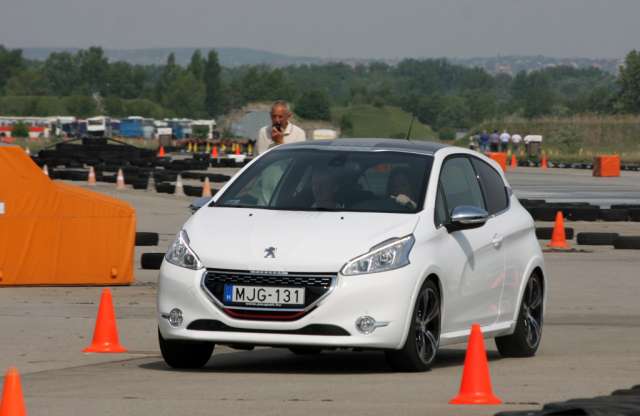 Jó kezekben elég kemény a Peugeot 208 GTi