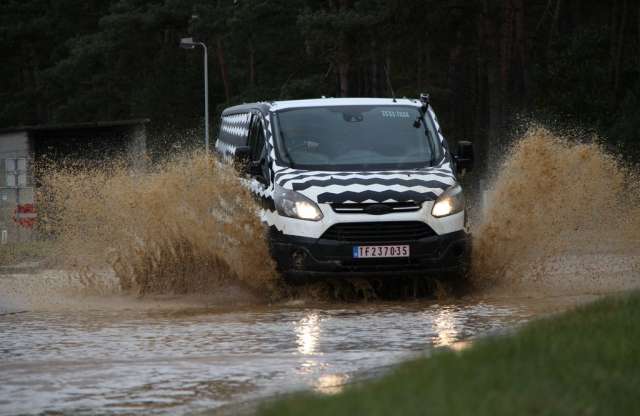 Kegyetlen tesztet kapott a Ford Transit Custom